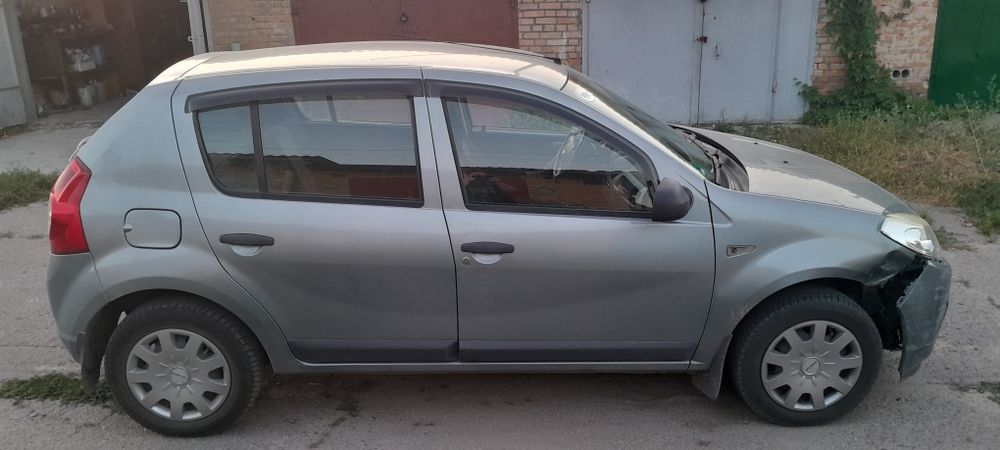 Dacia Sandero.  .