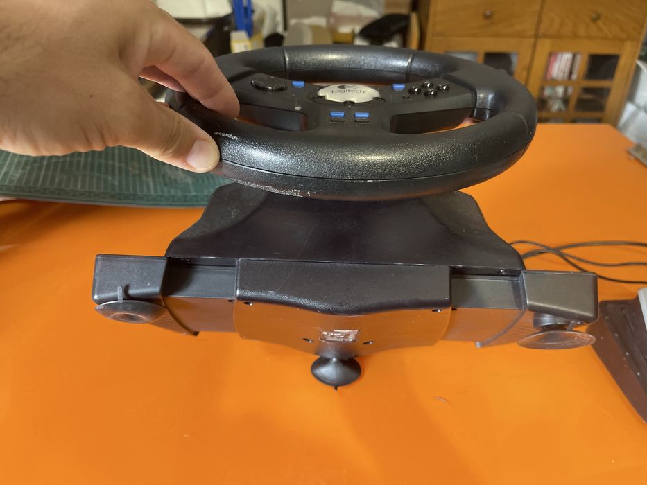 Volante e pedais PS4 Logitech