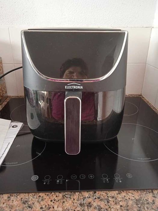 Vende-se Airfryer com poucas utilizações (capacidade 5.7L)