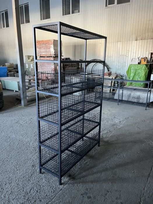 Стелажі, полиці.