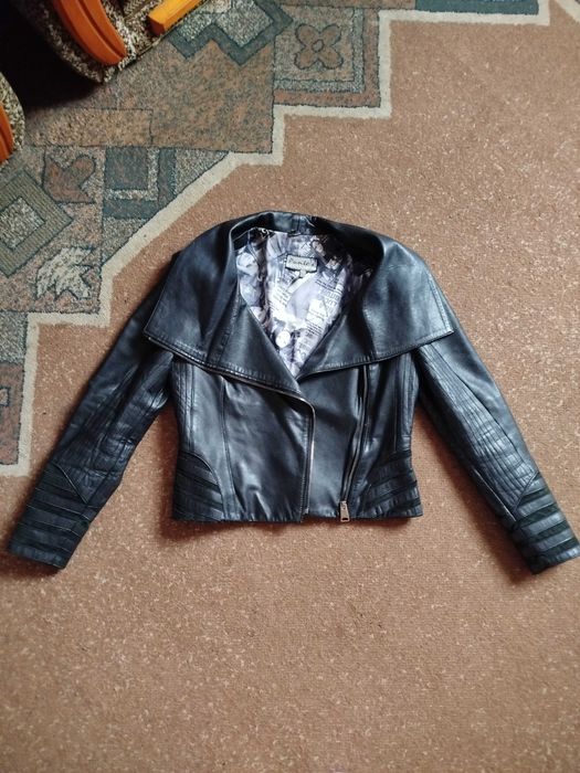 Жіноча шкіряна куртка