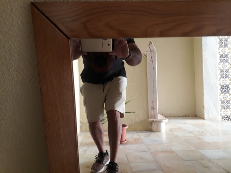 Espelho com moldura em madeira Novo