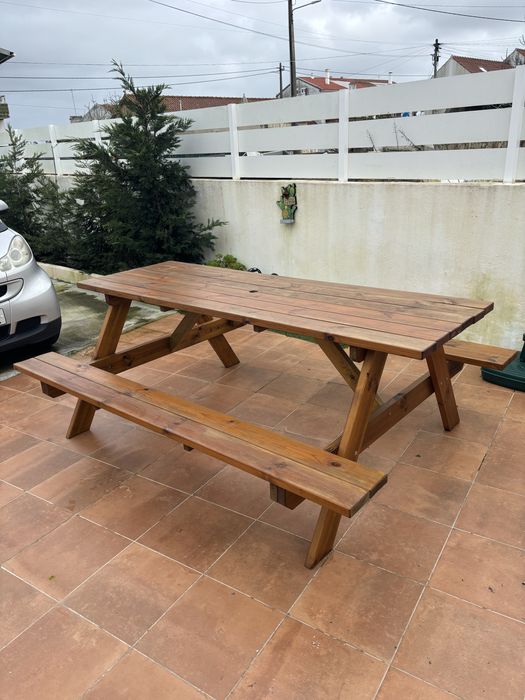 Mesa de madeira com bancos