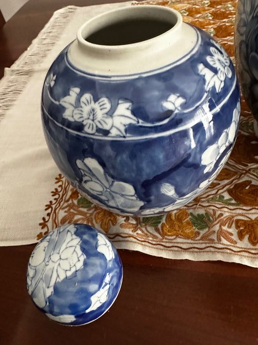 Jarras em louça azul