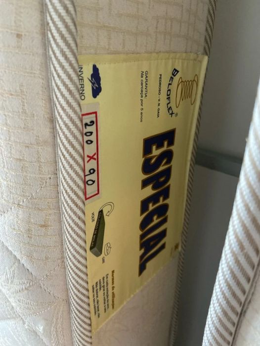 Cama solteiro + mesa cabeceira + colchões