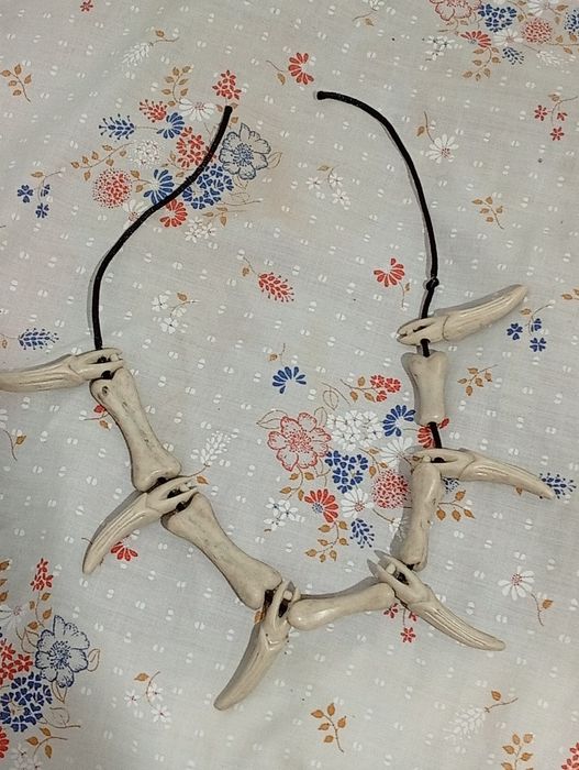 Cordão com vários acessórios