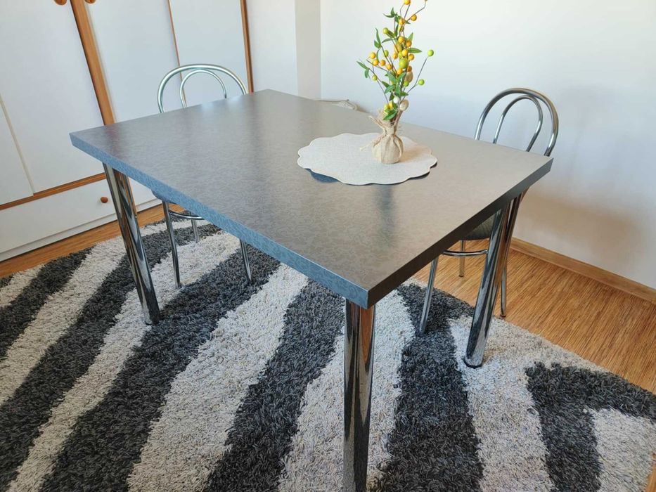 Grafitowy stół i 4 krzesła