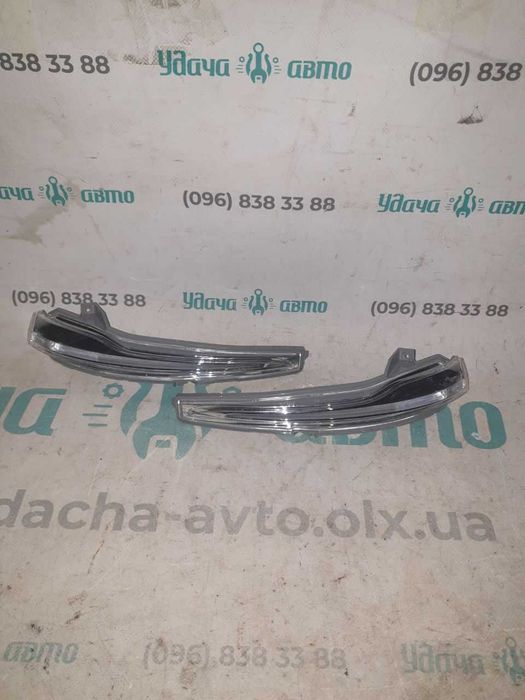 Повторювач повороту  дзеркала Mercedes GLE GLC A0999060143 A0999060243