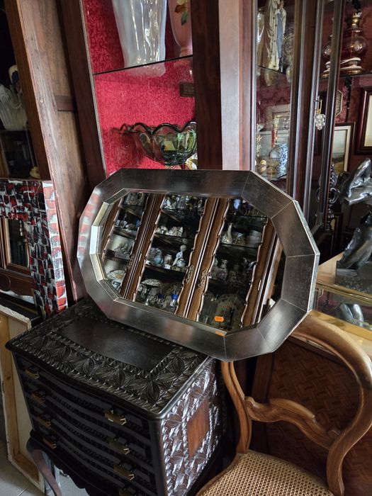 Bonito espelho com moldura prateada