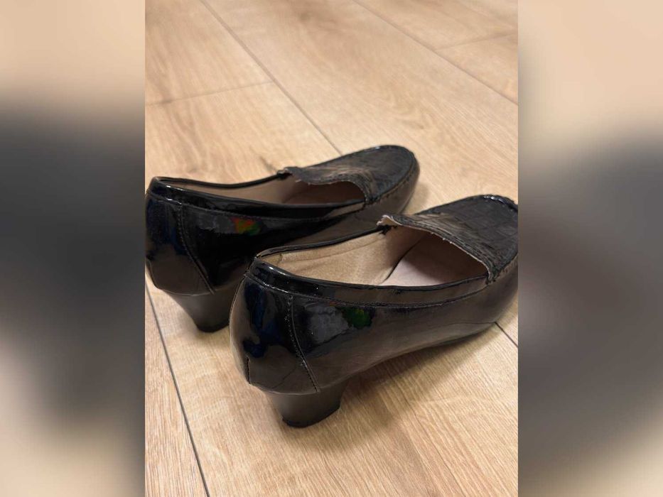 Buty czarne we wzór krokodyli na słupku 38