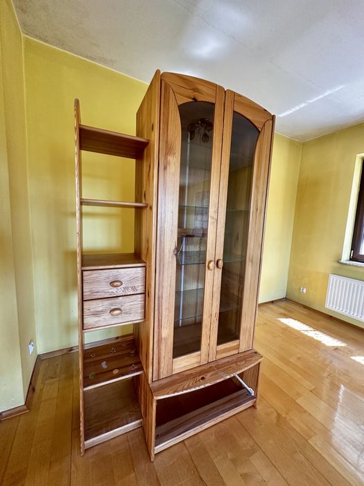 Szafa z przeszklonymi drzwiami