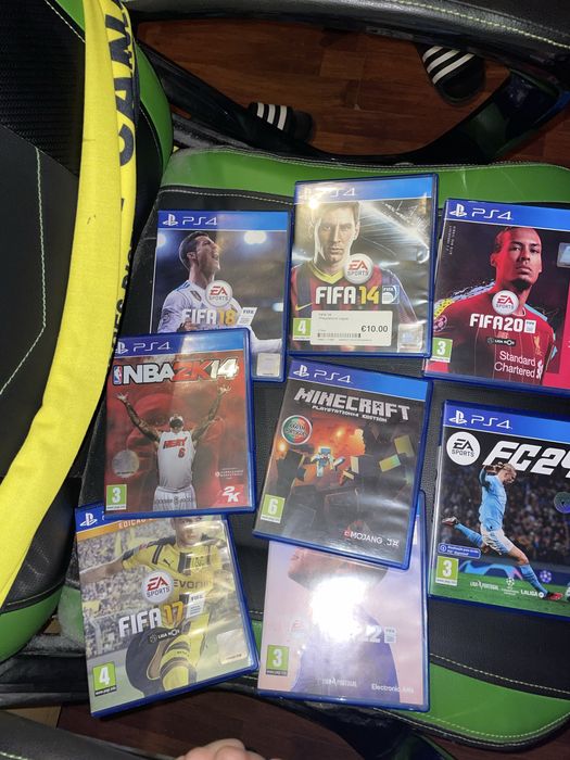 PS4 com jogos e dois comandos