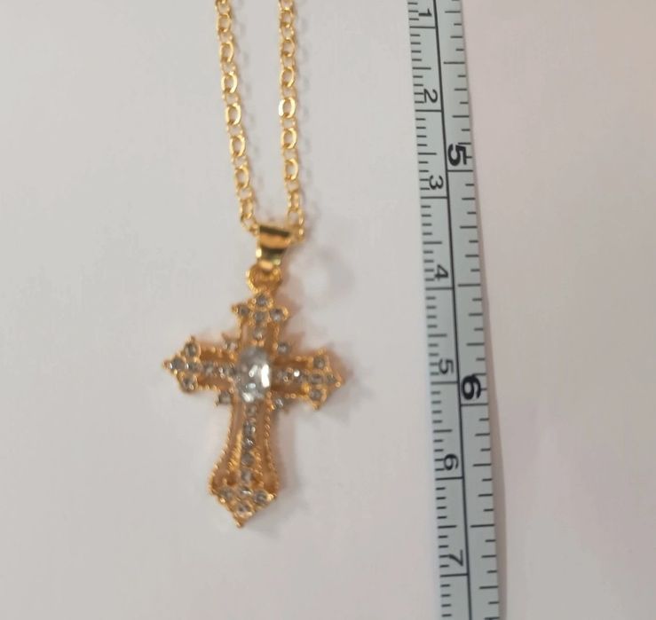 Elegante colar com Cruz