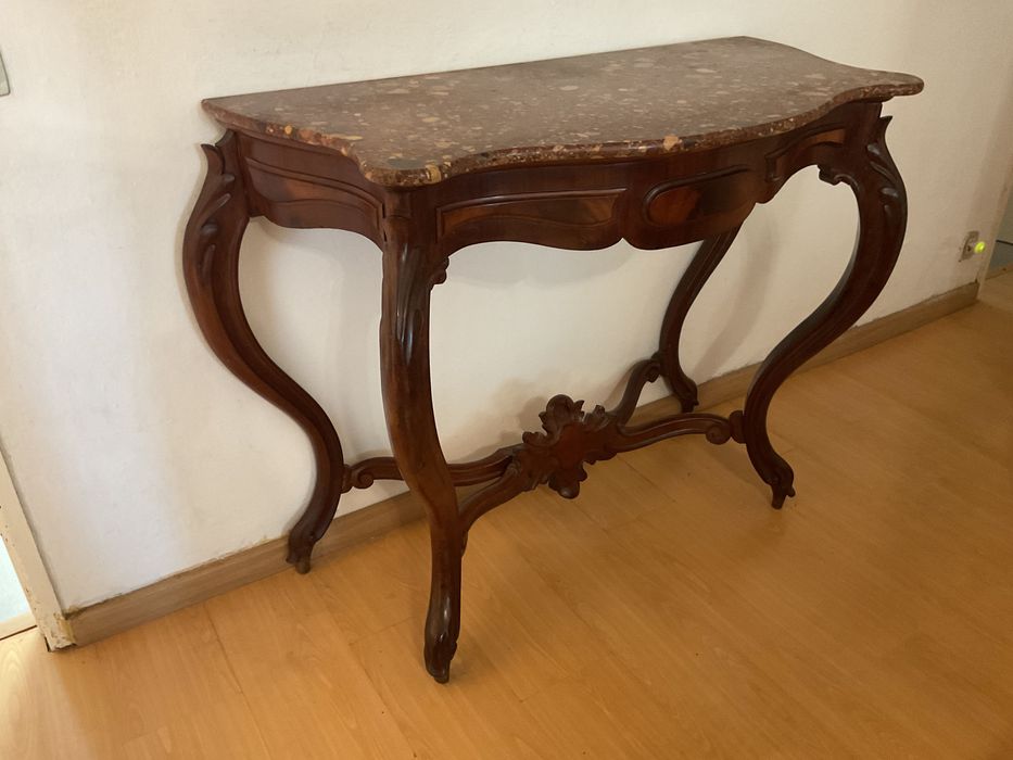 Mesa estilo Luis XVI com tampo em pedra