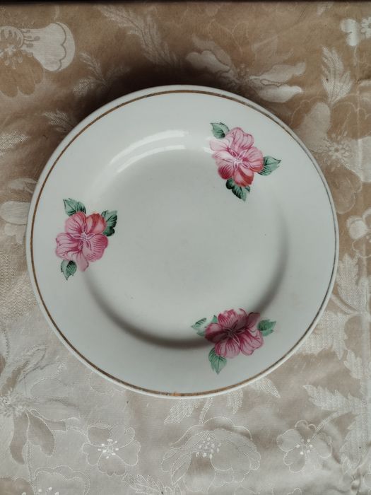 Продам тарілки глибокі і мілкі