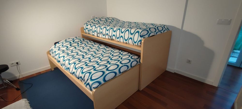 Cama dupla de solteiro (beliche) com muita arrumação
