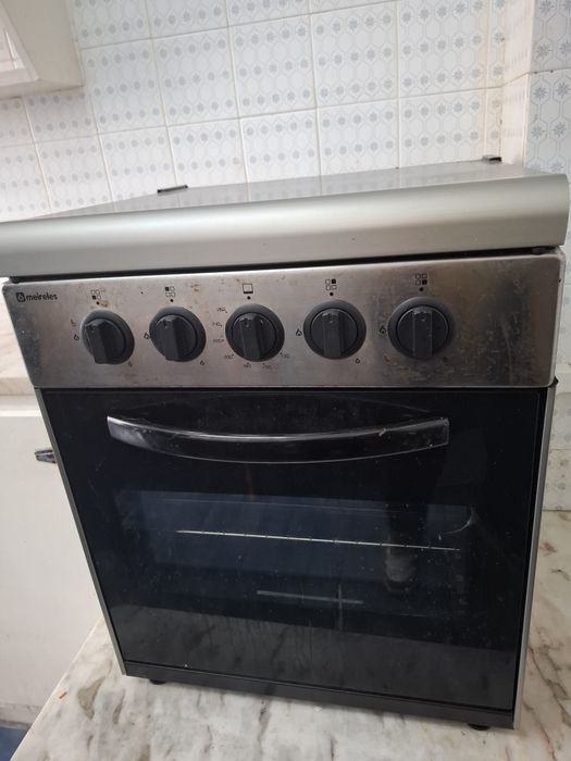 Fogão marca Meireles, com pouco  uso, em ótimo estado.