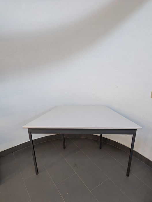 Mesa de canto triangular cinza 130/67x67x57cm