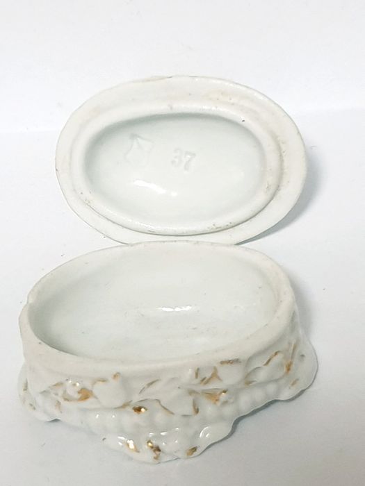 Amorosa antiga caixinha figurativa em porcelana Conta e Boehme