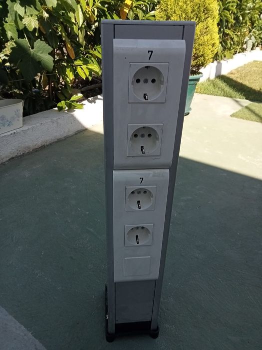Duas colunas de tomadas