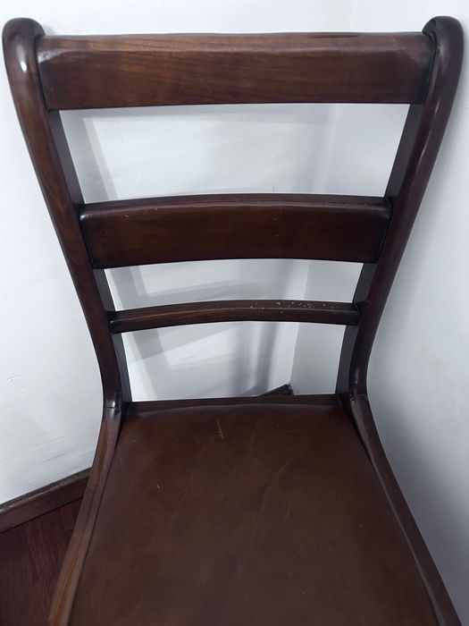 Cadeira de madeira com acento em couro