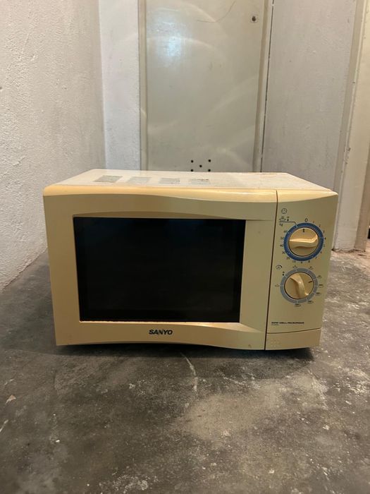 Micro-ondas Sanyo 800W com Grill