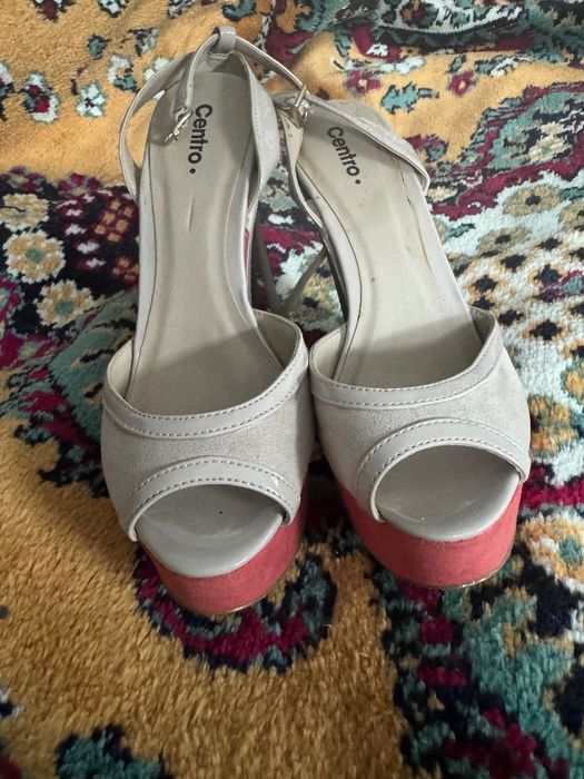 Босоніжки на платформі