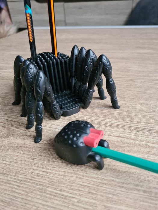 Stojak na kredki pająk