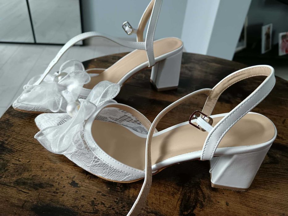 Sprzedam suknię i buty ślubne