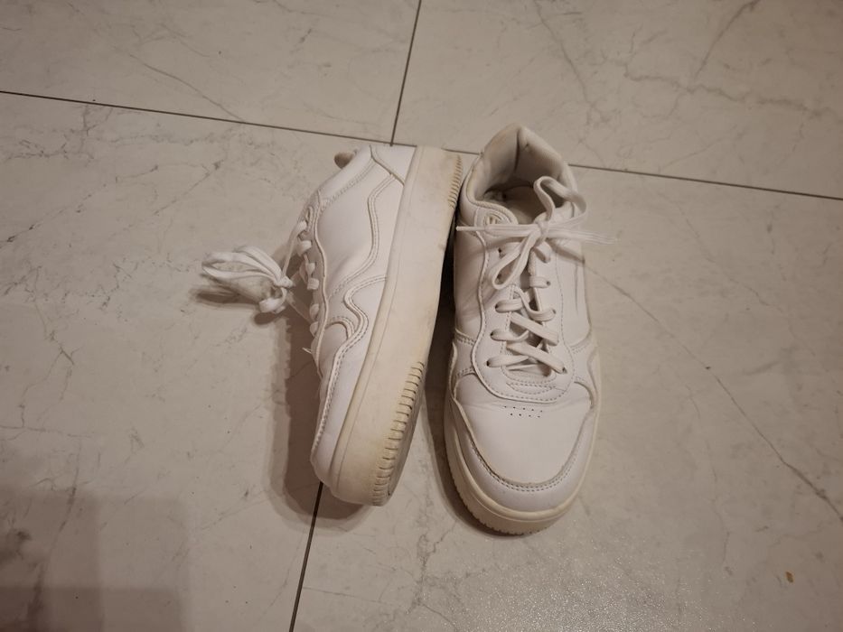 2x buty jasne....