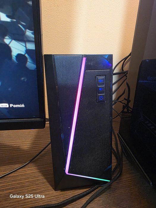 Komputer gamingowa z całym osprzętem do grania