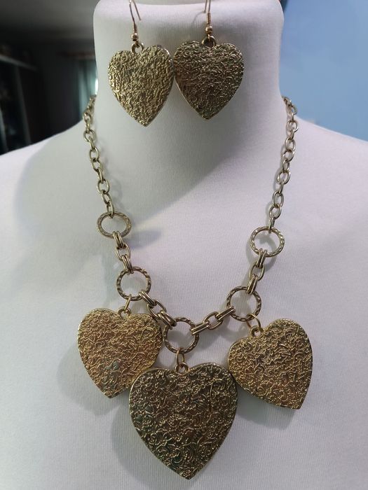 Zestaw biżuterii kolczyki i naszyjnik serduszka