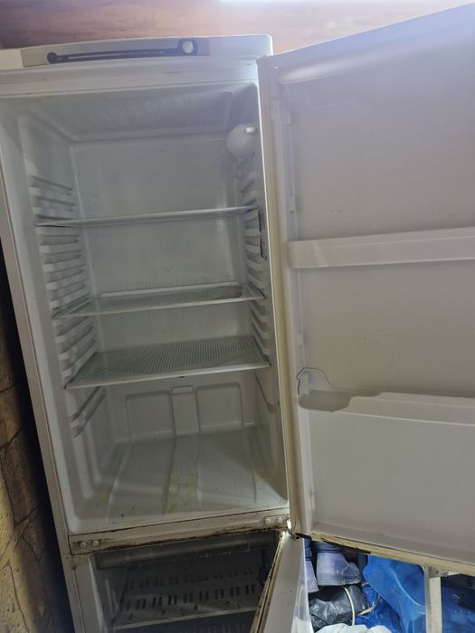 Холодильник двохкамерний.