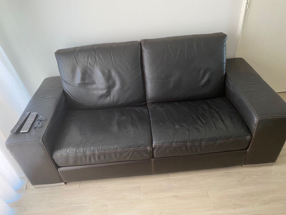 2 Sofás em pele, usados