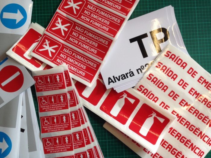 Sinaléctica interior autocolante para autocarros e camiões