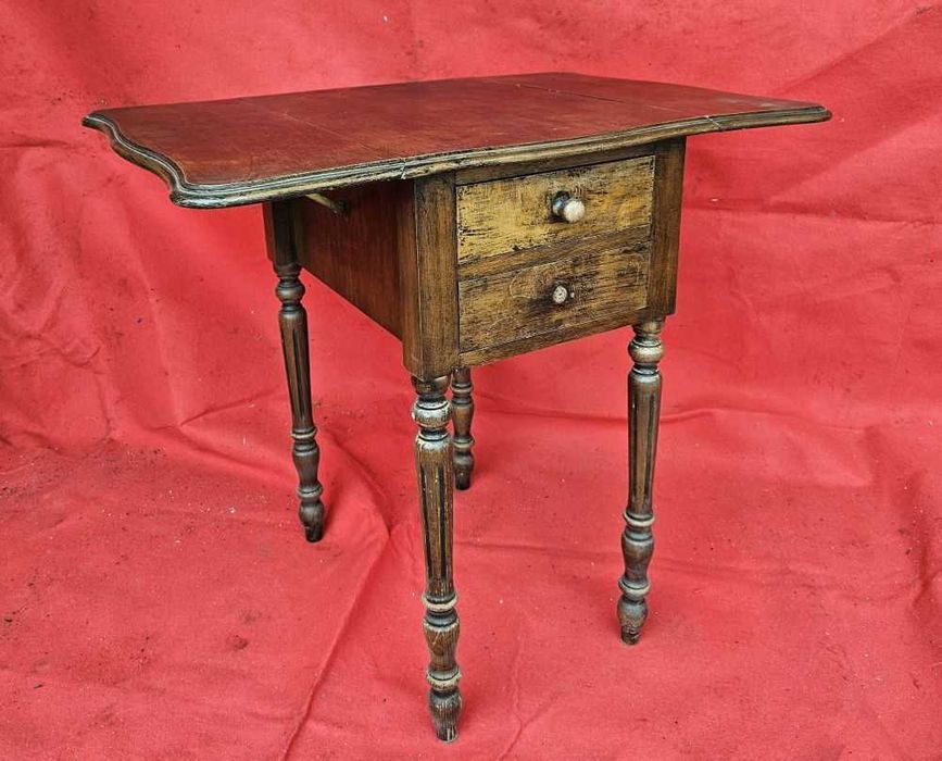 Mesa holandesa com abas e gavetas