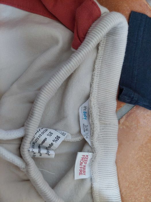 Várias peças de roupa de menina