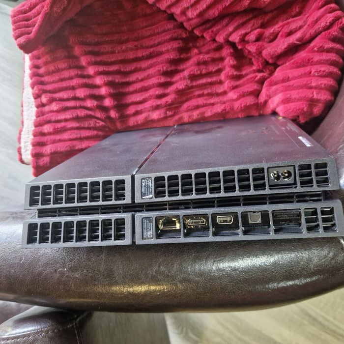 Ps4 1T com dois comandos