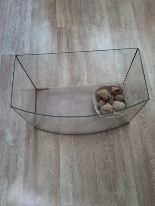 Акваріум б/в,у гарному стані.