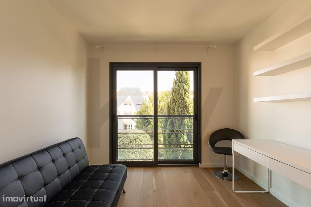 T2 com suite, varanda e 2 lugares de garagem — Condomínio com piscina,