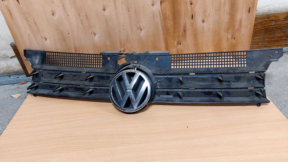 Grelha frontal Golf IV 1.4  para despachar