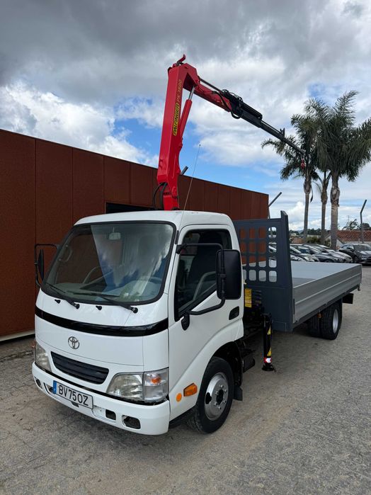 Toyota dyna com grua palfinger