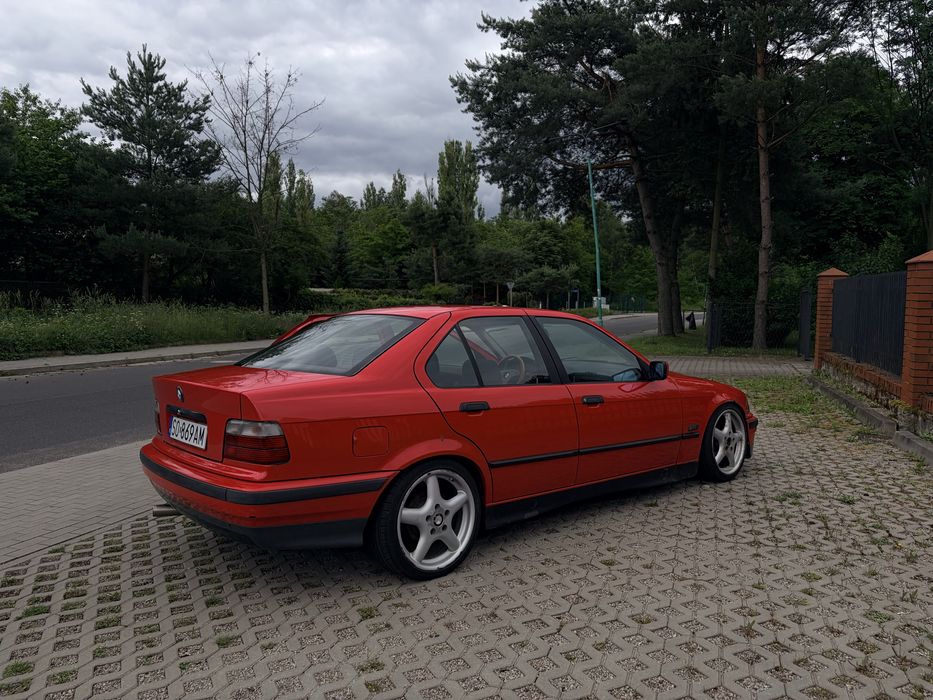BMW E36 316I Hellrot Sedan 1.6