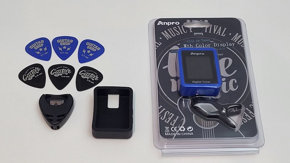 Afinador de guitarra + palhetas