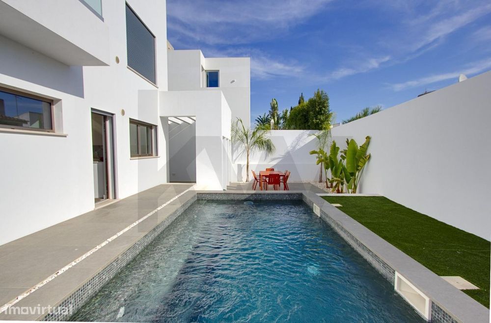 Onde o dia abranda: Moradia T4 nova com piscina em Lagos