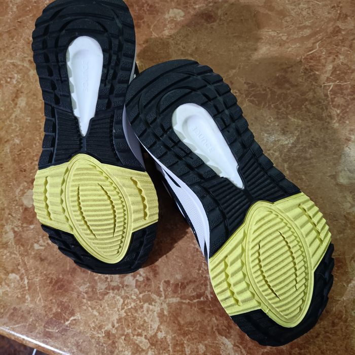 Взуття ,кросівки б/ в