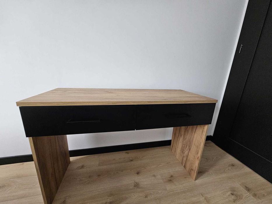 Toaletka do sypialni, biurko z szufladami. Bardzo dobry stan