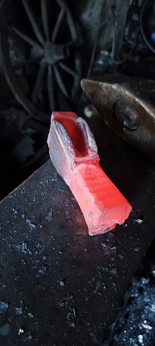 Сокири ковані , з чохлом шкіряним .