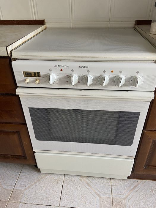 Продам электроплиту indesit дешево