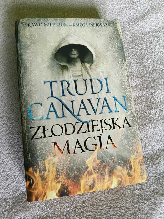 Trudi Canavan "Złodziejska magia"